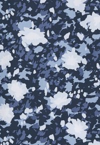 Tessuto di cotone con sfondo blu navy, caratterizzato da grandi motivi floreali astratti in blu chiaro e bianco, con tonalità e trame variabili.