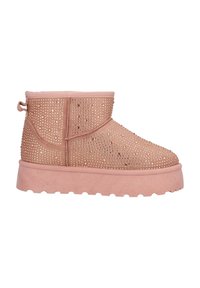 Botines rosas de tobillo hechos de tejido texturizado, con un diseño perforado y acentos metálicos, además de una suela gruesa y texturizada.