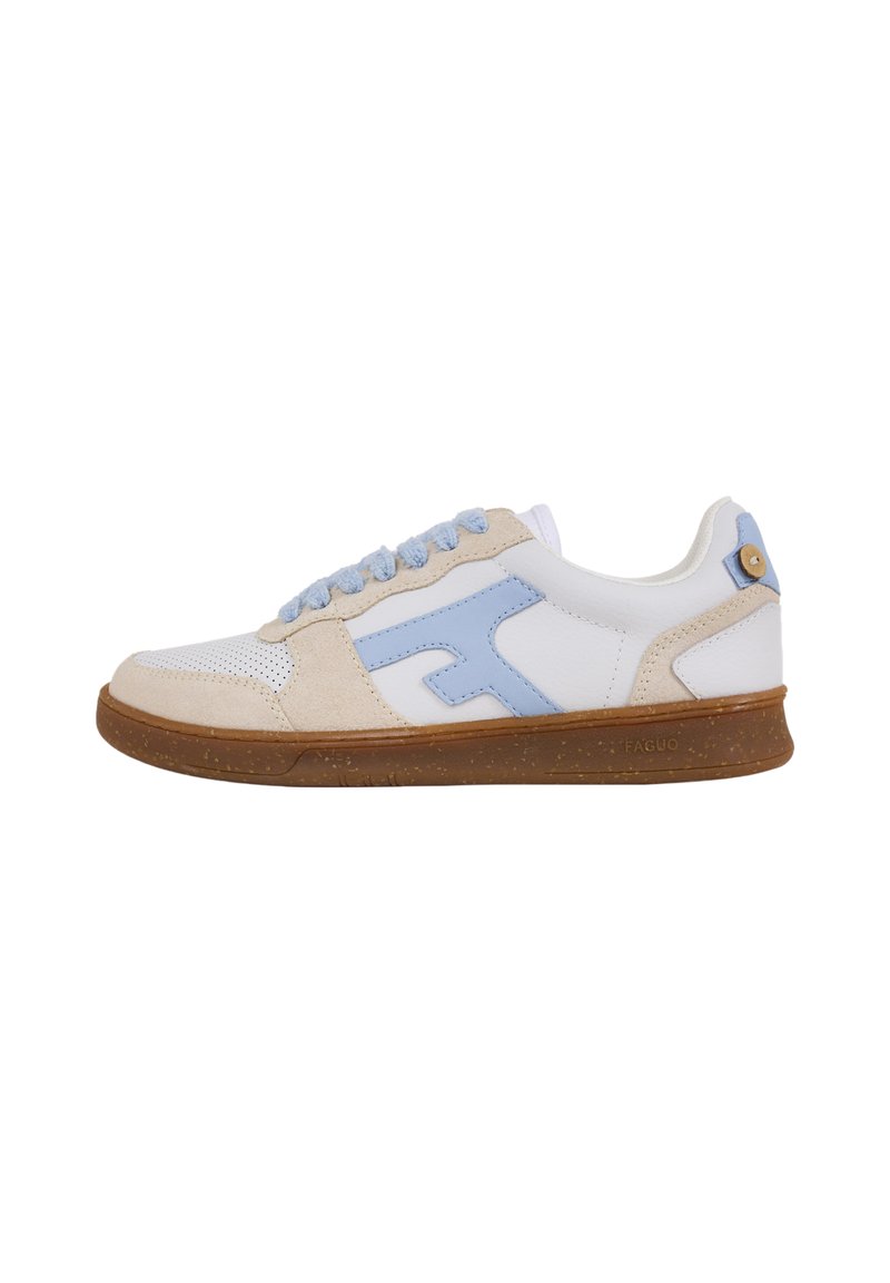 Sneakers bianchi e beige con accenti blu. Realizzati in pelle e camoscio, presentano una chiusura con lacci e una suola in gomma texturizzata.