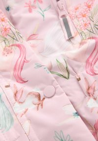 Giacca puffa rosa con un motivo floreale e di unicorni. Presenta una texture liscia, cuciture a zig zag e una chiusura con bottone a pressione tondo.