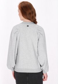 Grijze sweatshirt met gathered pofmouwen, geribde kraag en zoom. Met een kleine decoratieve zwarte knop aan de achterkant van de halslijn. Zachte textuur.