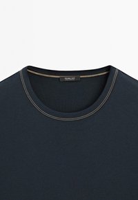 Massimo Dutti SHORT-SLEEVE WITH CONTRAST TOPSTITCHING - Jednoduché tričko - mottled dark blue