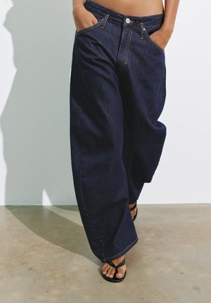 PULL&BEAR, LOW-RISE BARREL - JEANS - Wide Leg - dark blue