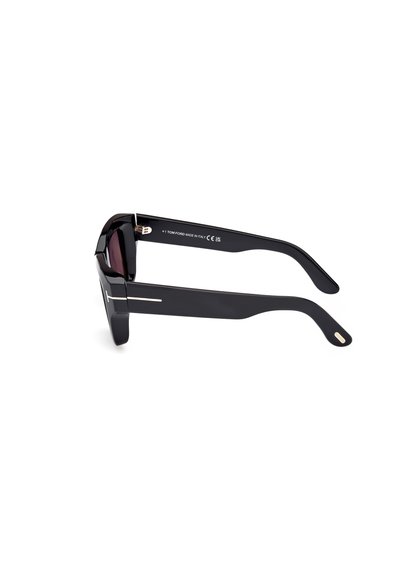 Ochelari de soare negri cu un cadru gros, lentile întunecate și linii elegante. Prezintă accente argintii pe părțile laterale și o textură netedă.