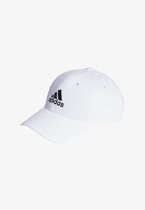 Gorra de béisbol blanca hecha de tela, con un logotipo bordado de Adidas en negro en la parte frontal y un visor curvado.