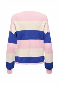 Pull tricot à manches longues avec larges rayures horizontales rose, crème et bleu, vu de dos sur un fond blanc.