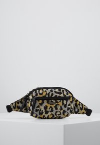Marsupio con stampa leopardata in nero, giallo e grigio. Presenta due scomparti con zip e una tracolla regolabile. Realizzato in tessuto resistente.