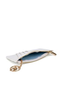 Portafoglio in pelle bianca texturizzata con hardware dorato, dotato di chiusura con zip, interno azzurro chiaro e un accento a catena con un charm a forma di logo.