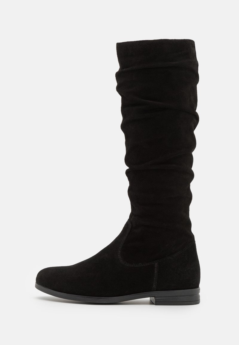 Bota de ante negra hasta la rodilla con un tacón bajo, punta redondeada y diseño de caña arrugada sobre un fondo blanco.