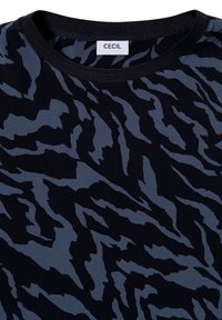 Mörkblå t-shirt med ett svart och grått tigerrandigt mönster. Rund hals med en etikett som säger "CECIL." Slät, bomullsliknande textur.