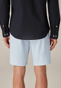 Next STRAIGHT FIT STRETCH CHINO - Šortky - light blue oxford