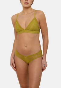 Ensemble de lingerie vert olive comprenant un soutien-gorge triangulaire en dentelle avec des bretelles réglables et une culotte assortie avec des accents en dentelle et des détails dorés.