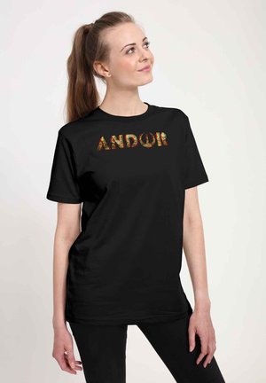 Sort T-shirt med korte ærmer, der viser ordet "ANDOR" i en multicolor, tekstureret skrifttype. Materialet ser blødt ud og sidder løst.