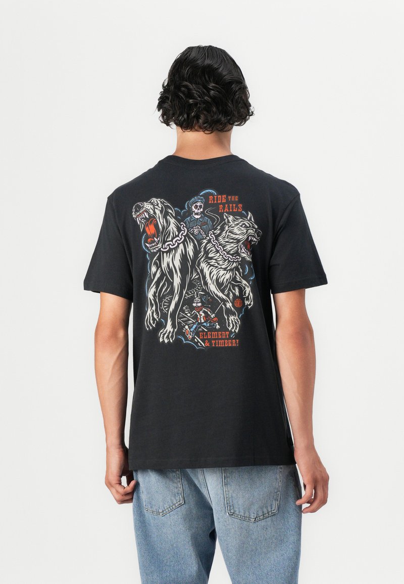 T-shirt de algodão preto com uma gráfica colorida de dois cães e um esqueleto. O texto diz "Ride the Rails" e "Element & Timber."