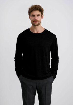 Zwarte lange mouwen shirt met een ronde hals, gemaakt van een gladde stof, gecombineerd met grijze gestreepte broek. Eenvoudig ontwerp zonder zichtbare logo's.