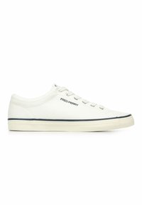 Sneakers bianchi in tela con accenti blu navy, punta rotonda, suola piatta e logo laterale "FRED PERRY." Design con lacci e sei occhielli.