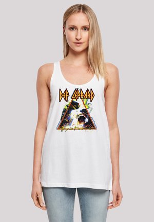 Weißes Tanktop mit einem auffälligen, mehrfarbigen Grafikdesign, das ein schwarzes Dreiecksmuster und den Text "Def Leppard Hysteria" in stilisierter Schrift zeigt.