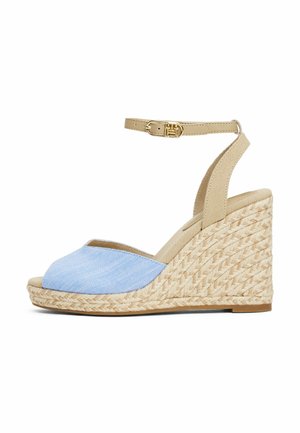 Blauwe denim wedge sandaal met een gevlochten jute hak, beige enkelbandje en een open teen ontwerp, met een zachte textielafwerking.