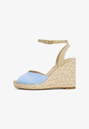 Blauwe denim wedge sandaal met een gevlochten jute hak, beige enkelbandje en een open teen ontwerp, met een zachte textielafwerking.