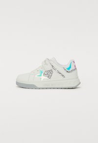 Hvide sneakers med et metallic blåt og lilla stjernedesign, der har glitrende detaljer og en velcro-rem. Tekstureret gummisål.