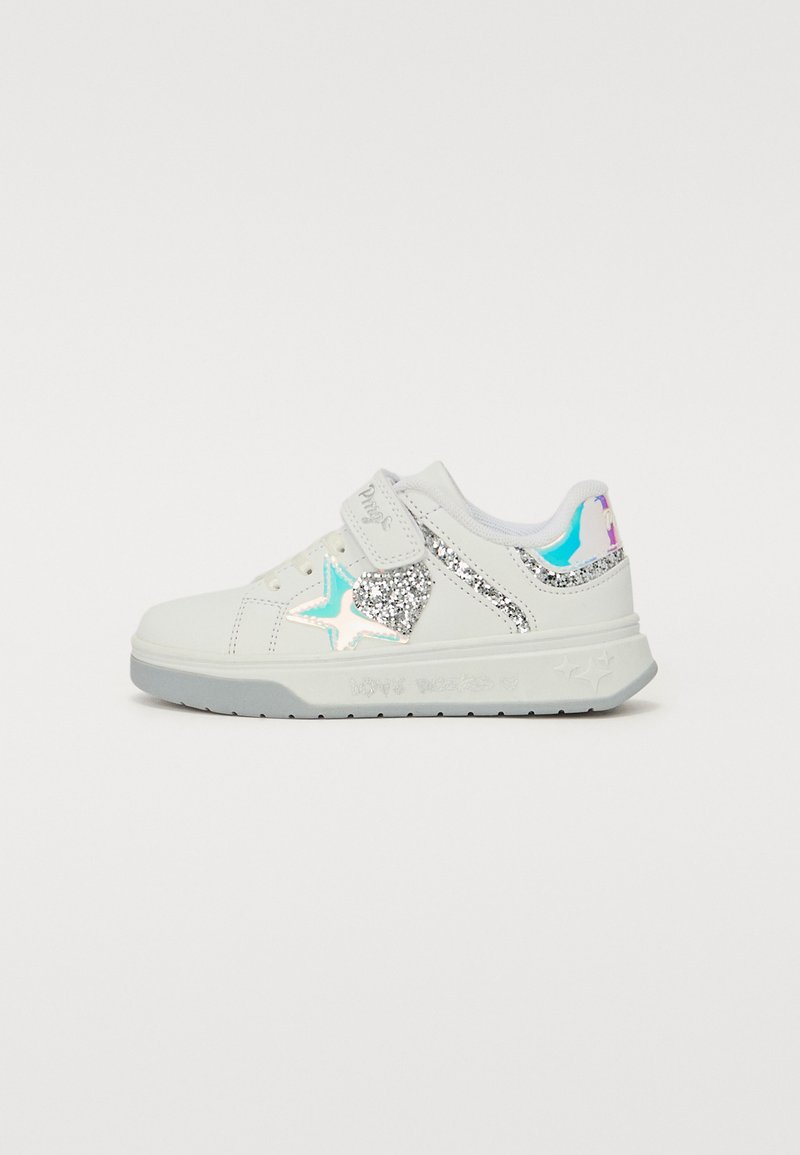 Hvide sneakers med et metallic blåt og lilla stjernedesign, der har glitrende detaljer og en velcro-rem. Tekstureret gummisål.