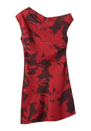 Rochie roșie fără mâneci cu modele florale mari și întunecate și un decolteu asimetric.