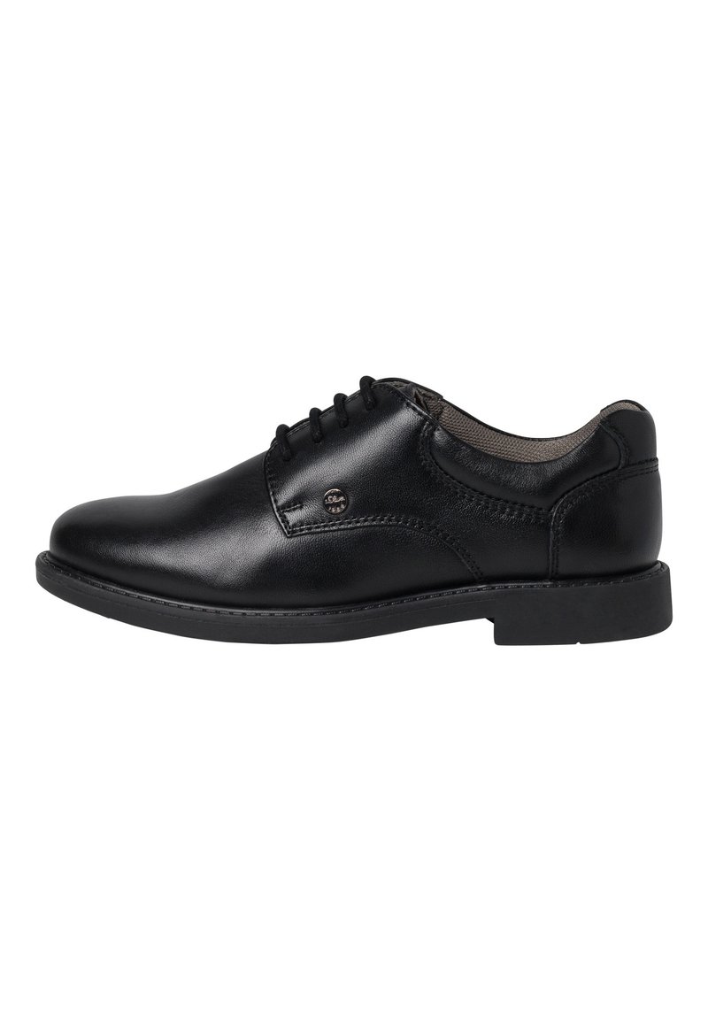 Chaussure habillée en cuir noir avec un bout rond, un système de lacets, une texture lisse et un détail de couture subtile le long de la tige et de la semelle.
