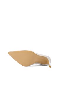 Scarpa bianca con tacchi alti e punta affusolata, finitura liscia e suola in gomma beige con texture rigata. Accentuata da un tacco sottile.