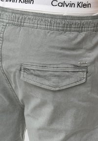 Zelene kratke hlače od pamuka s elastikim pojasom s brendom "Calvin Klein". Stražnji džep s šavom i detaljem oznake logotipa.