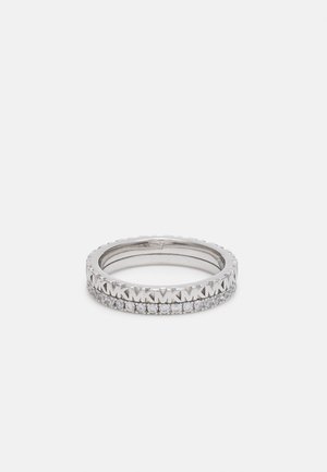 Sølvring med dobbelt bånddesign, det ene bånd er graveret med gentagende "MK" bogstaver og det andet er sat med små runde diamanter.