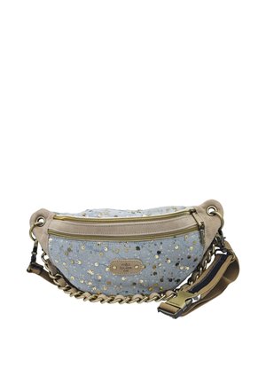 Sac banane en tissu bleu clair avec sequins dorés, bordure beige, deux compartiments zippés, patch de marque et sangle réglable avec détail en chaîne métallique.