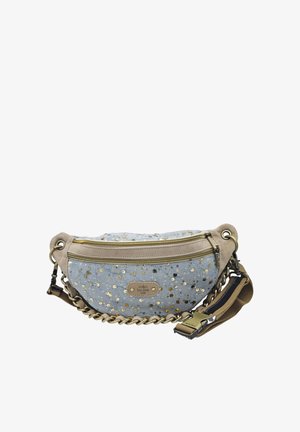 Sac banane en tissu bleu clair avec sequins dorés, bordure beige, deux compartiments zippés, patch de marque et sangle réglable avec détail en chaîne métallique.