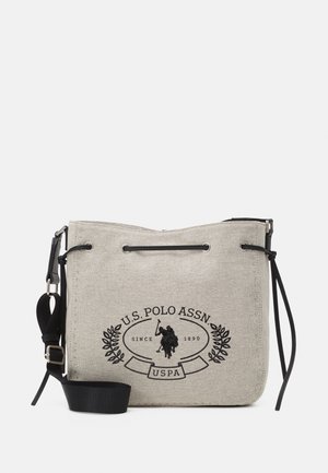 Beige lærreds crossbody taske med sort justerbar rem, U.S. Polo Assn. logo med en polospiller og dekorativ laurbærkrans.