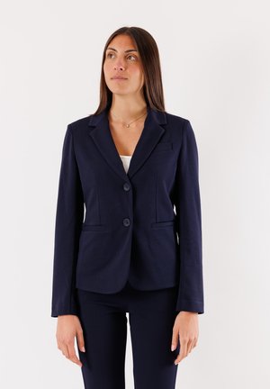 Blazer blu navy realizzato in tessuto liscio con colletto a rever, chiusura a due bottoni, tasche frontali e vestibilità su misura.