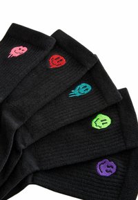 Sorte sokker med farverigt broderede smiley-ansigt: pink, rød, grøn, blå og lilla. Ribbet tekstur med en crew-længde design.
