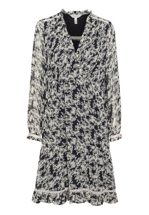 Tengerkék és fehér virágmintás ruha, áttetsző anyagból, V-kivágással, hosszú ujjal, fodros gallérral és csipke d íszítéssel a hemnél. A-vonalú sziluett.