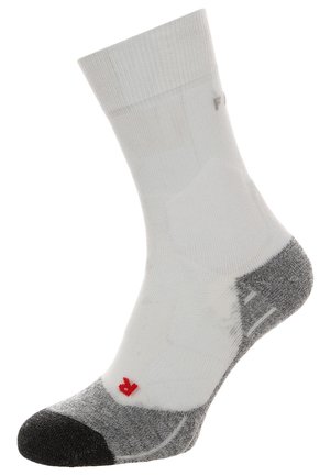 Weißer Sportsocke mit grauem Zehen- und Fersenbereich. Verfügt über gepolsterte Bereiche, ein rotes Logo und ein strukturiertes Strickdesign für Unterstützung und Langlebigkeit.
