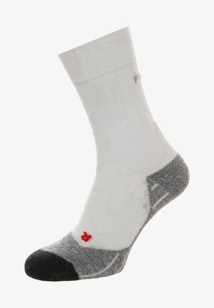 Calza sportiva bianca con punta e tallone grigi. Presenta zone imbottite, un logo rosso e un design a maglia texturizzata per supporto e durata.