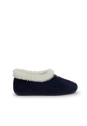 Zapatillas de color azul marino con un suave forro de piel sintética blanca, punta redonda y un exterior texturizado, que cuenta con un pequeño logo de acento marrón.