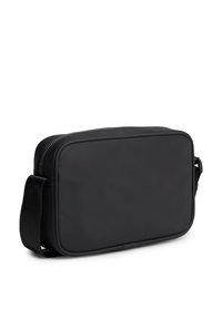 Μαύρη ορθογώνια τσάντα ώμου με φερμουάρ και ρυθμιζόμενο υφασμάτινο λουράκι σε λευκό φόντο.