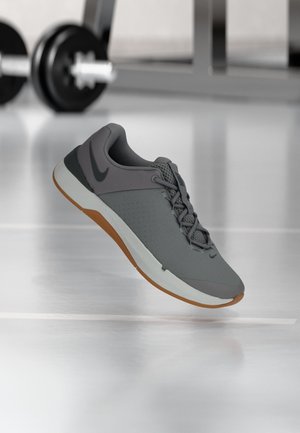 Nike Performance, MC 4 - Zapatillas de entrenamiento - pencil point/dark smoke grey/photon dust/med brown