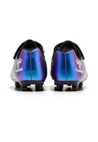 Bottes de football dégradées violettes et bleues avec des accents noirs et un logo, dotées de semelles à crampons pour une traction optimale et un design épuré.