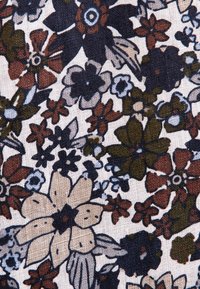 Tessuto floreale con sfondo bianco caratterizzato da fiori blu, verdi e bordeaux. I fiori presentano diverse forme e motivi. Trama testurizzata visibile.