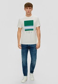 s.Oliver MIT FRONT - T-Shirt print - weiß