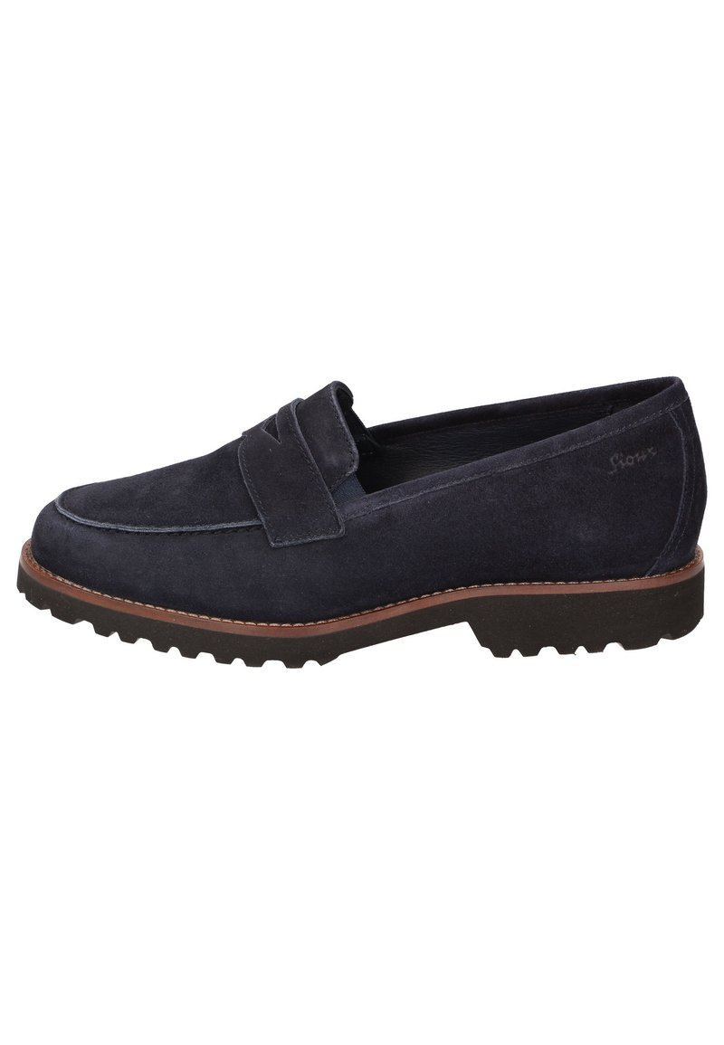 Marineblauwe suède loafers met een platte rubberen zool, gestikte details en een subtiele band over de bovenkant. Textuurmateriaal en instapontwerp.