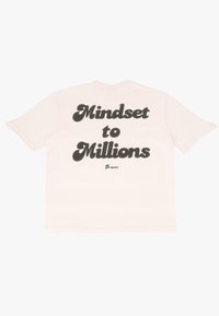 Hvid bomulds T-shirt med stor sort tekst, der står "Mindset til millioner" på ryggen, med et lille logo nederst.
