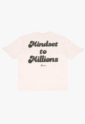 Balta medvilnės marškinėliai su dideliu juodu užrašu "Mindset to Millions" ant nugaros, o apačioje - mažas logotipas.