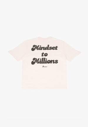 Valge puuvillane T-särk, mille seljal on suur must tekst "Mindset to Millions" ja allservas väike logo.