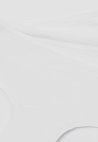 Tessuto di cotone bianco con una texture liscia, caratterizzato da strati sovrapposti e un design con scollatura arrotondata. Nessun motivo visibile o accessori metallici.