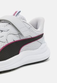 Puma REFLECT LITE UNISEX - Cestná be�žecká obuv - silver mist/black/magenta gleam